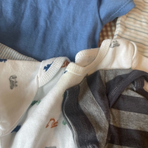 Bundle of 7 onesies + 3 bibs gerber / Carter's.
3-6 Months - Picture 11 of 12